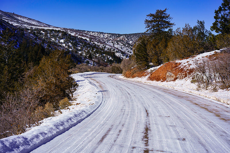 弯弯曲曲的雪土山路