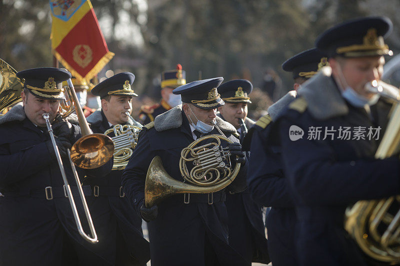 罗马尼亚军乐队在仪式上演奏。