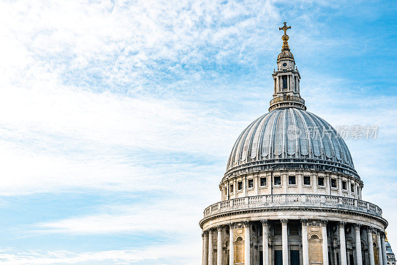 英国伦敦圣保罗大教堂顶部的黄金十字架