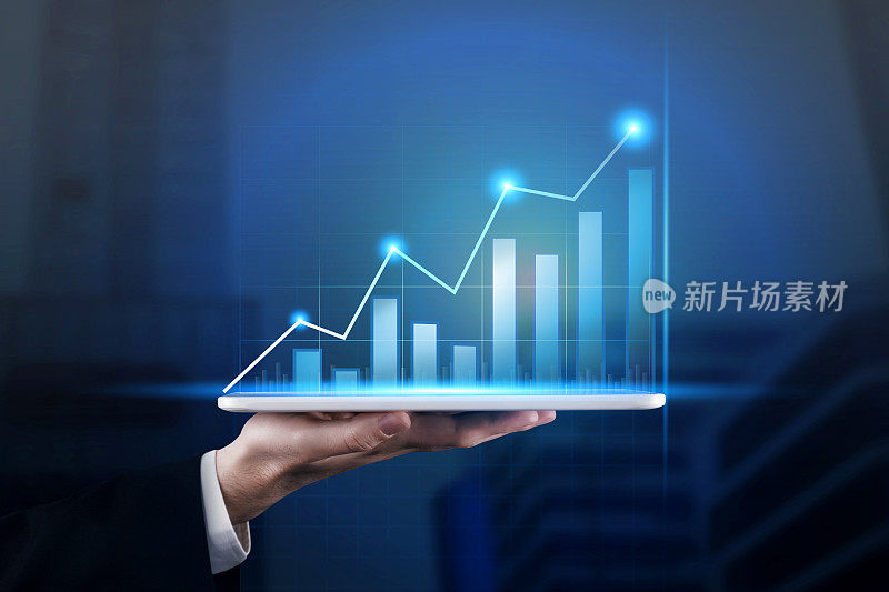 业务图表，虚拟界面业务增长和股票市场统计。商人手持数码平板电脑，展示业务增长图表