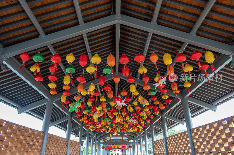 屋顶上挂满了各种颜色和风格的中国传统节日灯笼