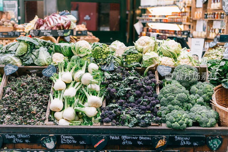 新鲜的有机水果和蔬菜在食品市场展出