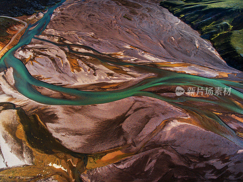 Landmannalaugar鸟瞰图中的彩色山脉。冰岛