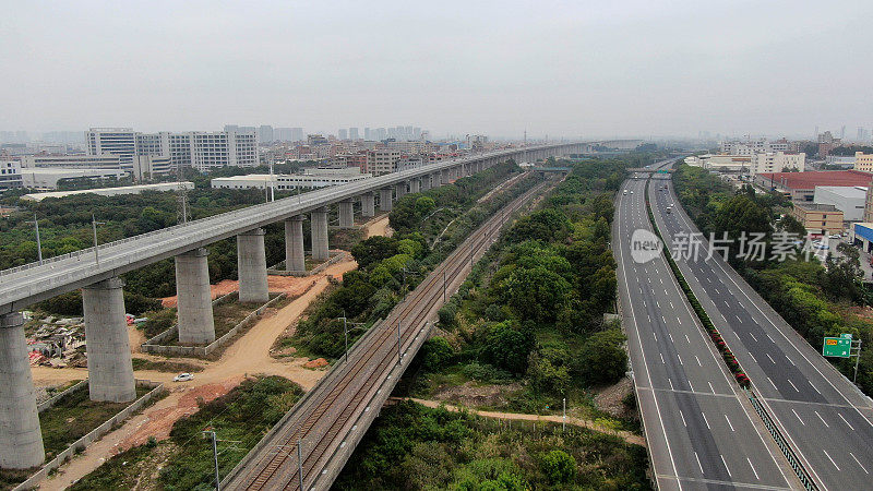 下雨天高速公路