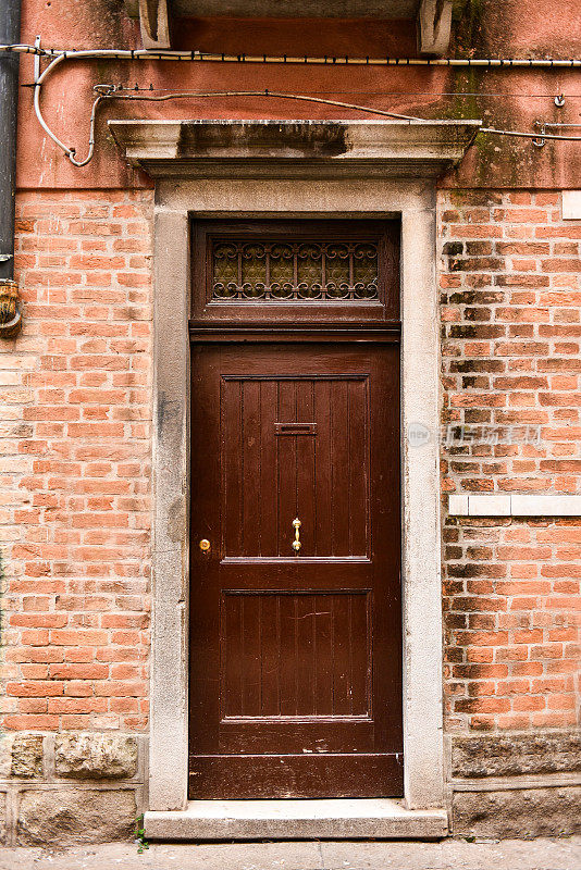 外部旧建筑与一个封闭的门口库存照片