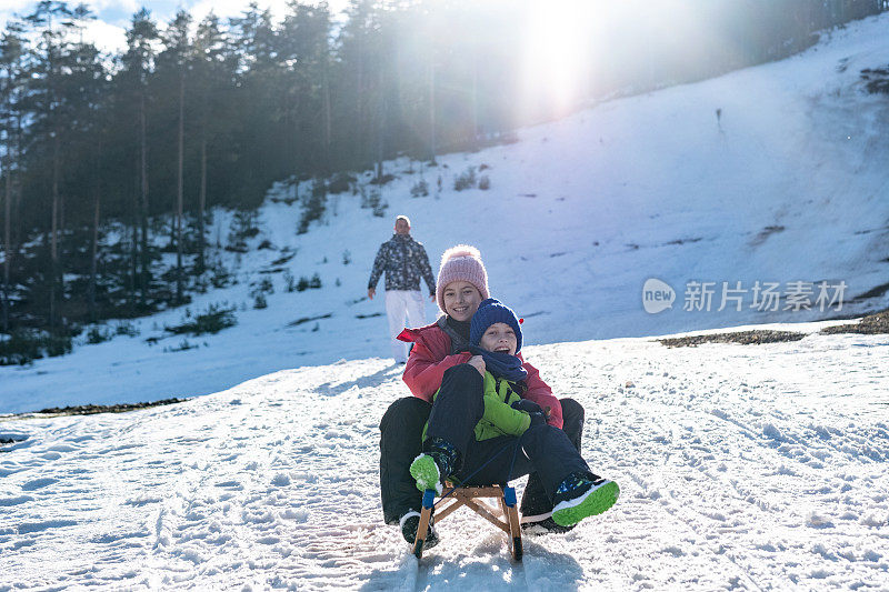 男孩和女孩都喜欢滑雪橇