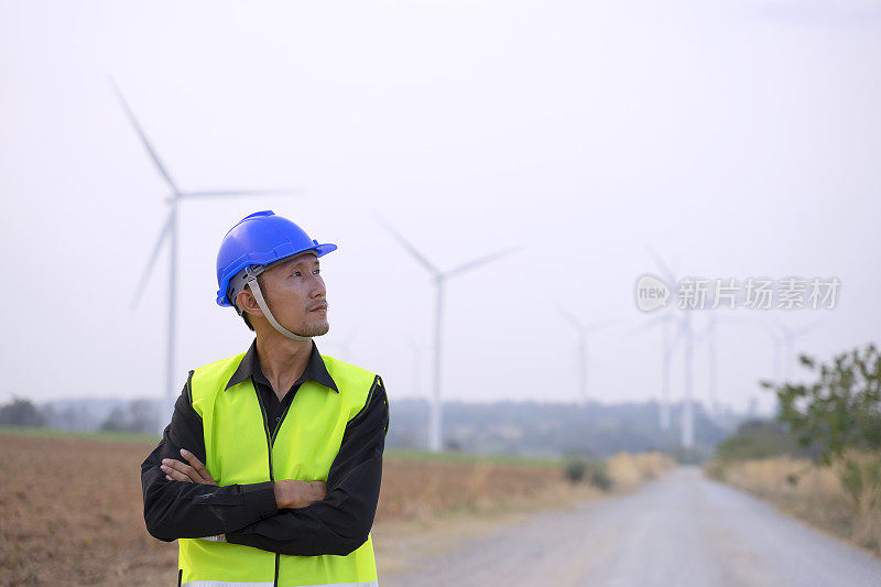 电力工地的蓝领工人。风车。