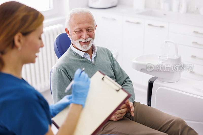牙医从病人那里取病历