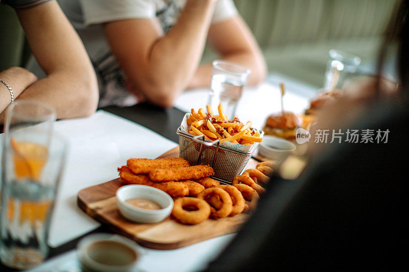 快餐店的餐桌上提供美味的食物