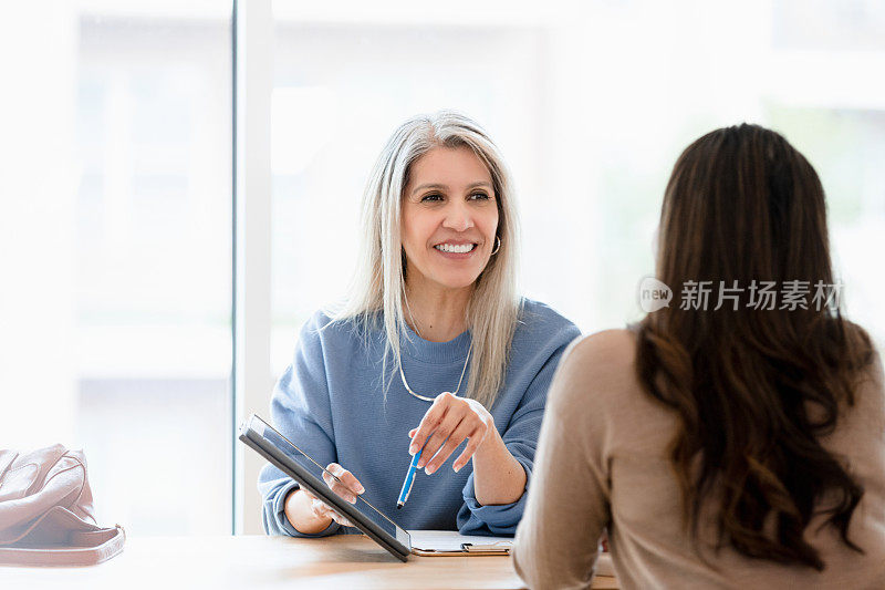 成熟的女性律师倾听女性客户