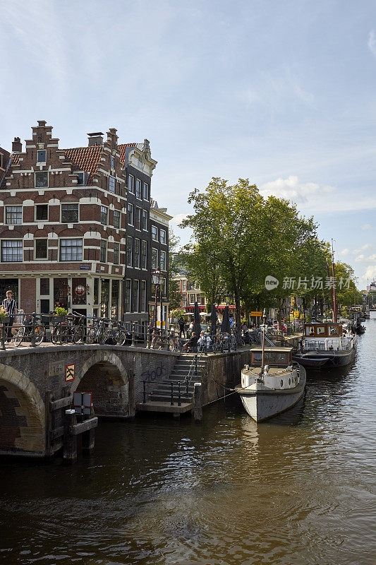 Lekkeresluis桥和Brouwersgracht运河城市景观在阿姆斯特丹