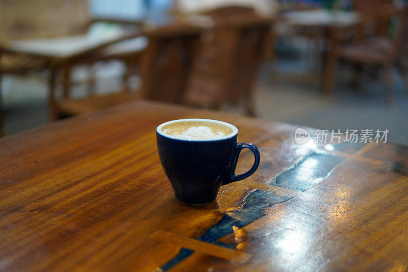 咖啡拿铁在咖啡库存照片的木桌子上