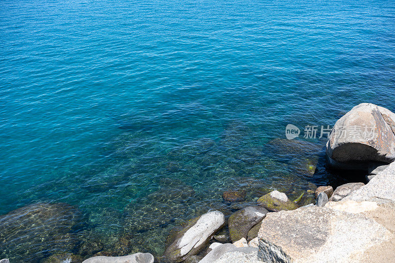 海水晶莹剔透