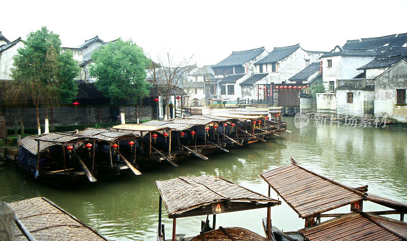 2004年冬天的古运河小镇西塘。Tourboat停泊