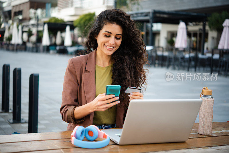 画像的年轻女子享受在咖啡馆和网上购物