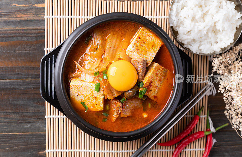 韩国菜，豆腐猪肉泡菜汤和鲜蛋黄