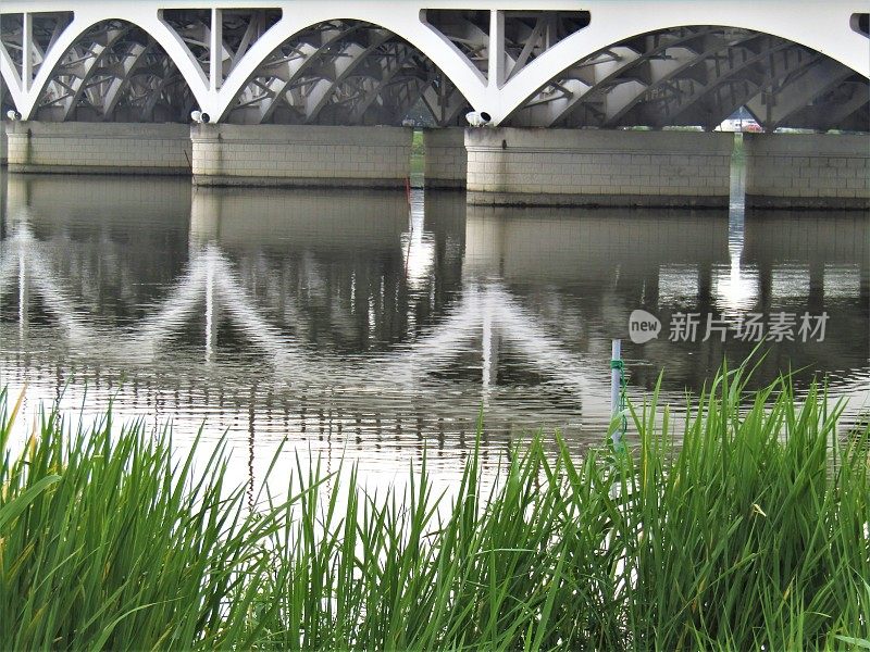 日本。9月。横跨特加沼湖的拱桥。反射。