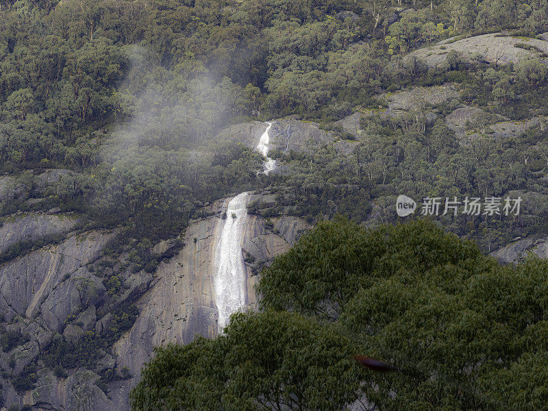 水从花岗岩中流下