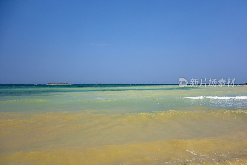 沙滩上绿松石般的海水轻浪