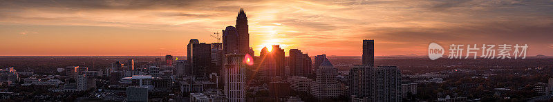 北卡罗莱纳夏洛特市摩天大楼后面的日落——鸟瞰图