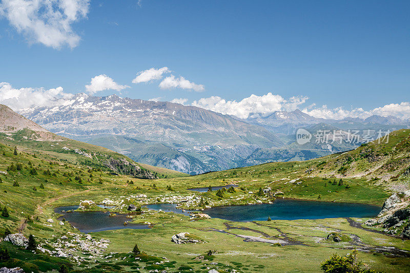 夏季法国阿尔卑斯山脉奥山山脉高海拔湖泊的惊人景观