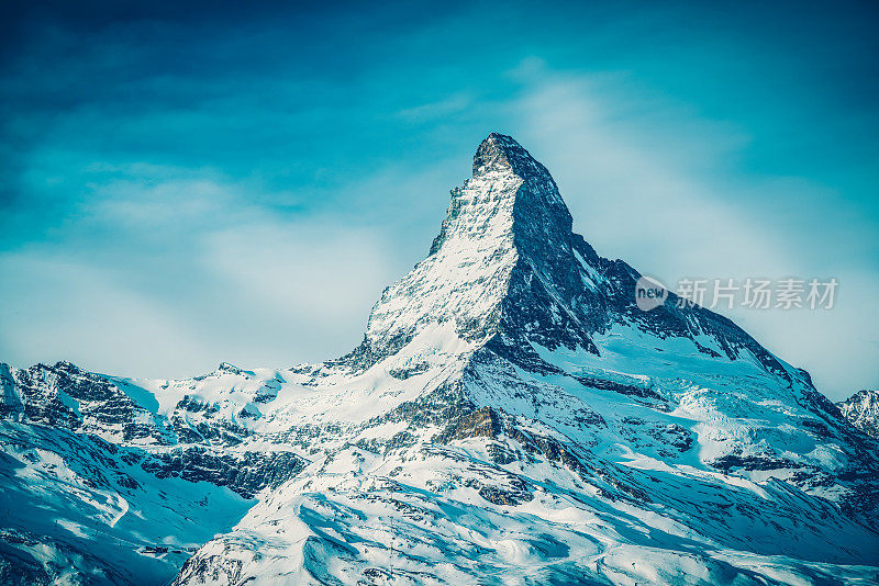 冬天，位于瑞士采尔马特镇的世界著名山峰马特洪峰