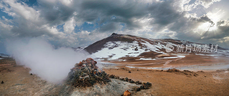 冰岛的Namafjall地热区，在米瓦特湖的东侧。在这个被称为Hverir的地区，有许多冒烟的喷气孔、沸腾的泥罐和硫磺晶体。