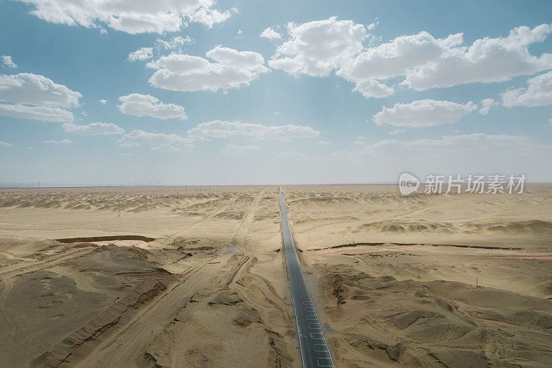 穿越沙漠的公路鸟瞰图