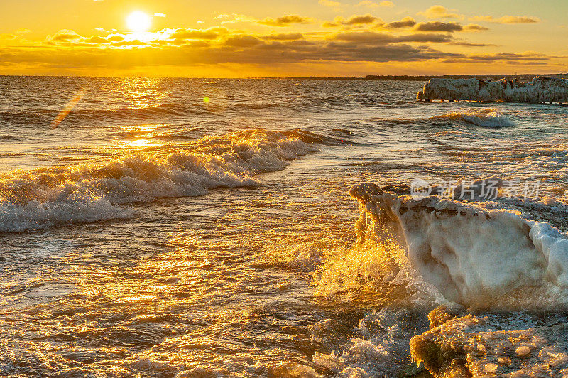冬季黎明的安大略湖和五十点海滩，格里姆斯比，加拿大