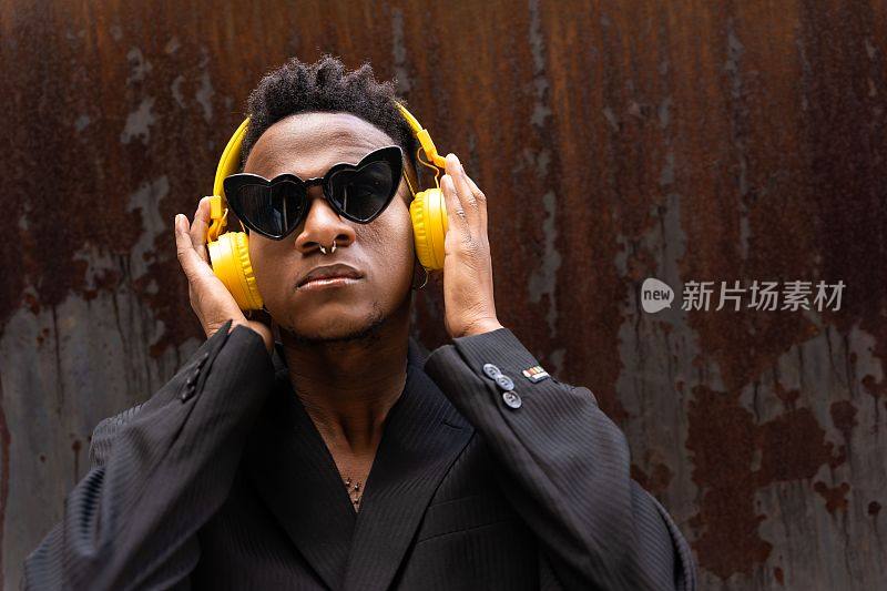 一个黑人男子戴着无线黄色耳机听音乐的特写