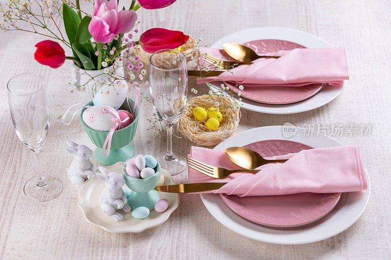 复活节快乐，粉红色的餐桌摆设