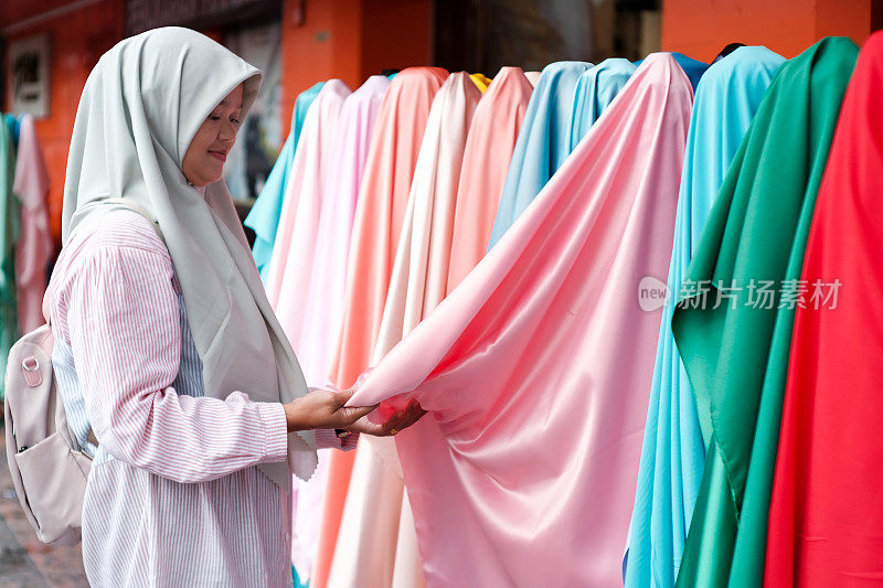 穆斯林妇女再次选择布料