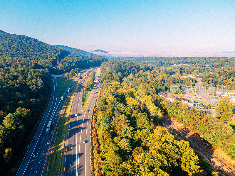 北卡罗来纳州阿什维尔方向，40号州际公路早间交通车辆的高架视图