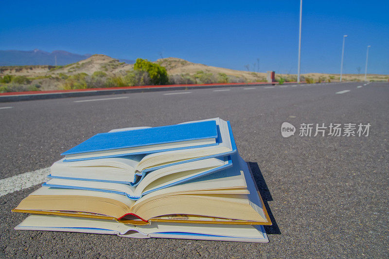 路上的书堆，柏油路上的文学概念书