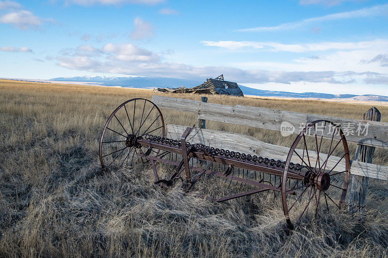 在美国中部靠近农达普的蒙大拿大草原上，破败的老宅基地