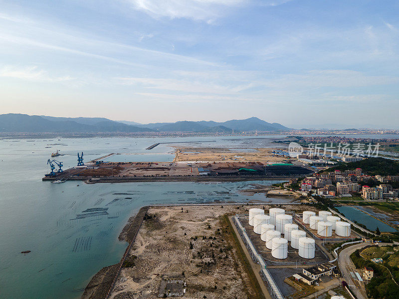 沿海港口和油库的鸟瞰图