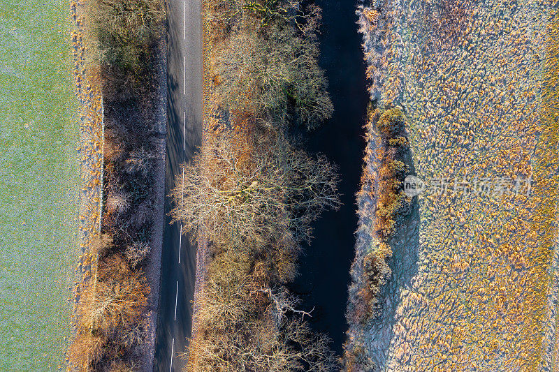 鸟瞰乡村道路和小河流