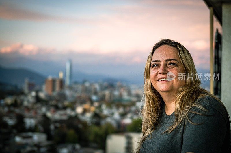 智利圣地亚哥，一名女子站在公寓阳台上