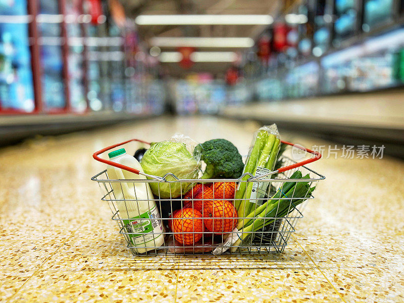 超市过道里装满健康食品的购物篮