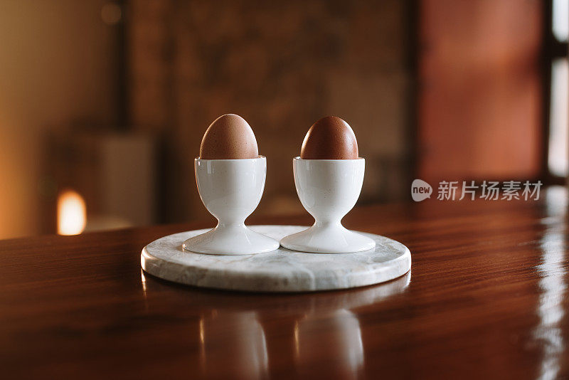 鸡蛋放在瓷制蛋杯上