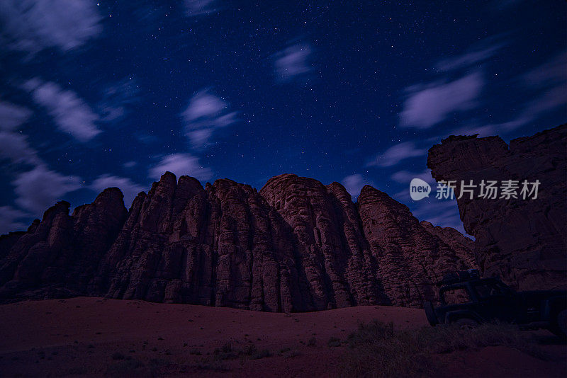 塔布克北部沙漠景观夜景