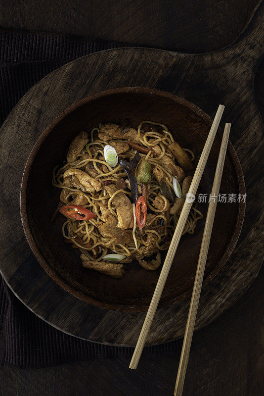 在乡村背景的碗里盛着鸡肉面