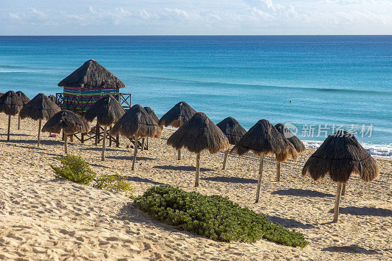 墨西哥坎昆的酒店区，阳光明媚的一天，海豚海滩的全景图片。这是一个热带天堂般的海滩，白色和金色的加勒比海沙滩，非常受游客欢迎。