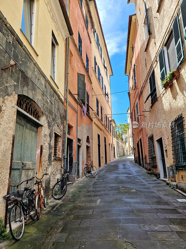 意大利利古里亚(五渔村)狭窄的街道或小巷，墙壁呈明黄色