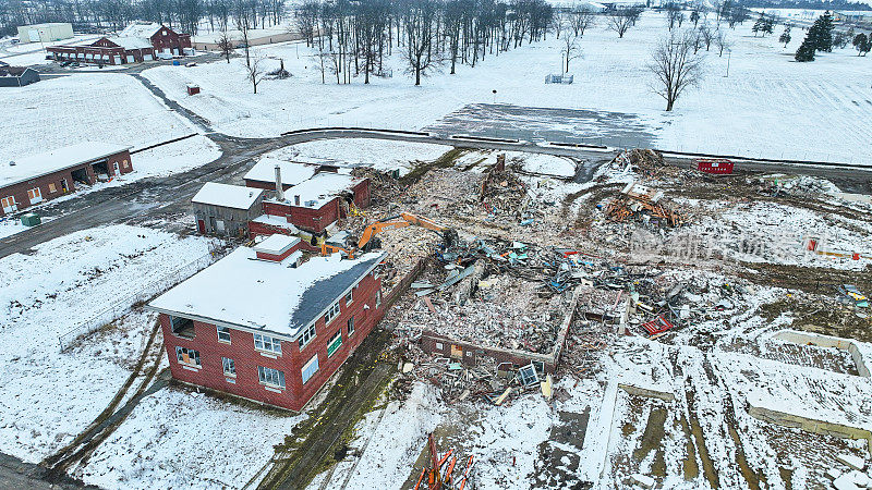 拆除旧医院的建筑工地，积雪覆盖了地面