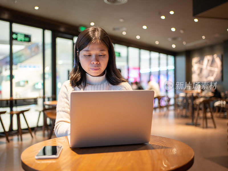 单身女人边喝咖啡边上网