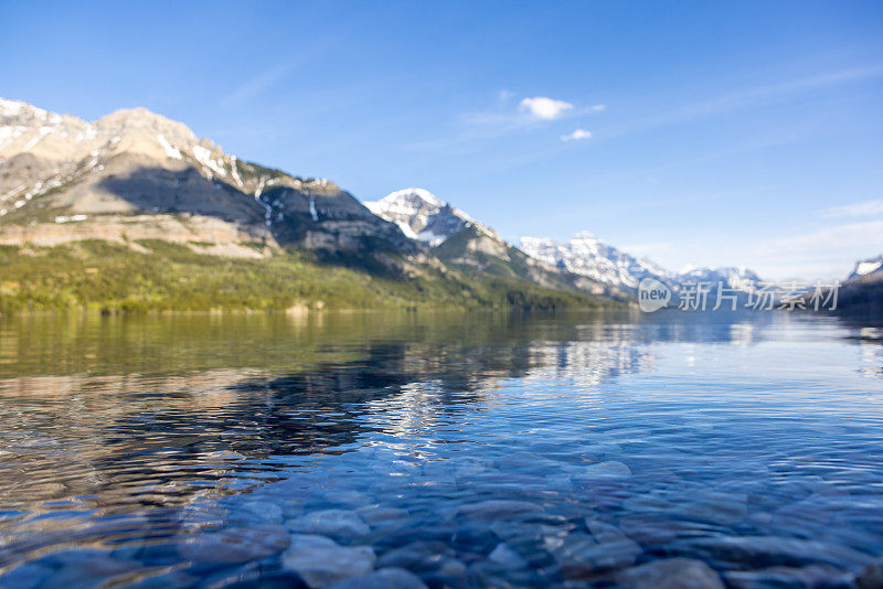 加拿大阿尔伯塔省日落的沃特顿湖国家公园中的沃特顿湖