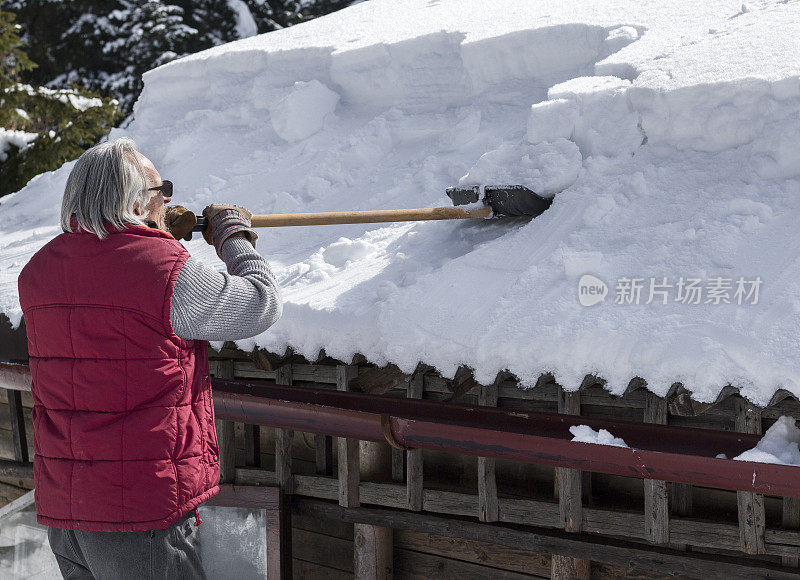 在山上享受阳光明媚的冬日。