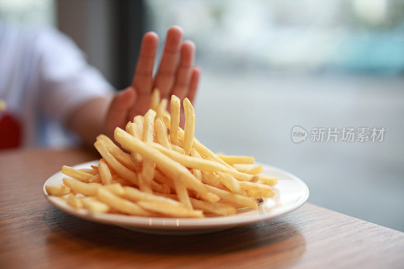 超重男孩拒绝不健康的食物土豆薯条