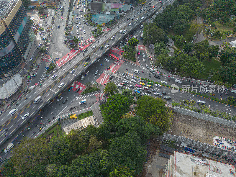 泰国曼谷市中心繁忙的十字路口的无人机拍摄